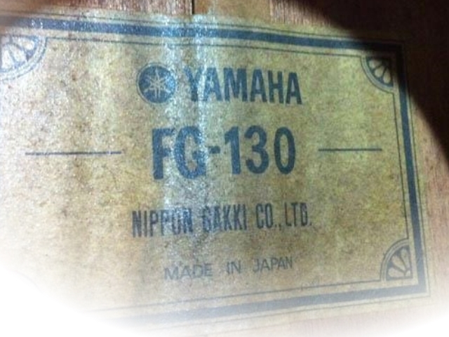 ヤマハFG-130のサウンドホール内のラベル。YAMAHA FG-130 NIPPON GAKKI CO.,LTD. MADE IN JAPAN と緑の文字で印刷されている